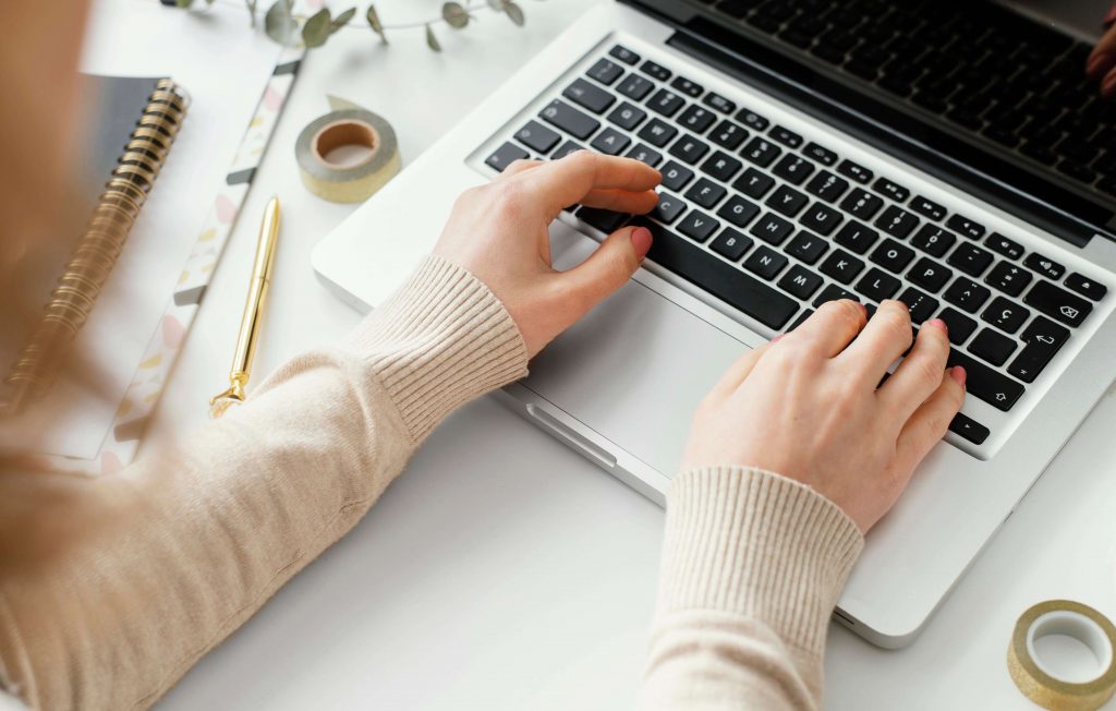 Freelance Texterin die mit dem Schreiben von Texten, Blogartikeln und Headlines Online Geld verdient. Neben dem Hauptjob und als Nebeneinkommen.