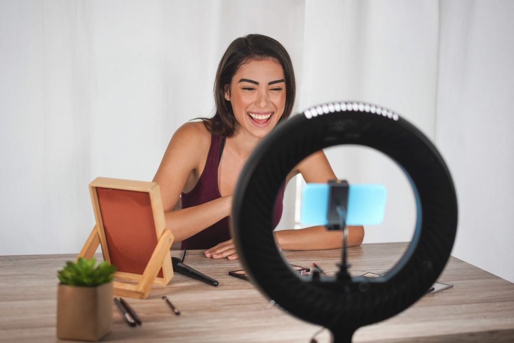 Junge Influencerin die Content erstellt für Social-Media
